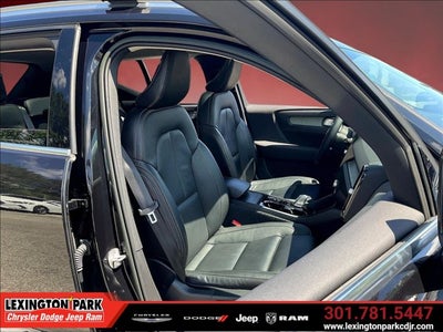 2023 Volvo XC40 B5 Ultimate Bright Theme