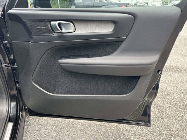 2023 Volvo XC40 Ultimate Bright Theme
