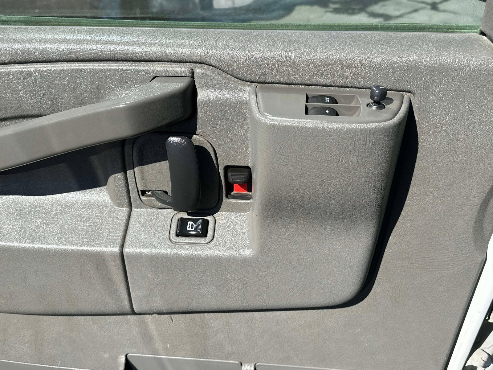 2023 Chevrolet Express Passenger 3500 1LS