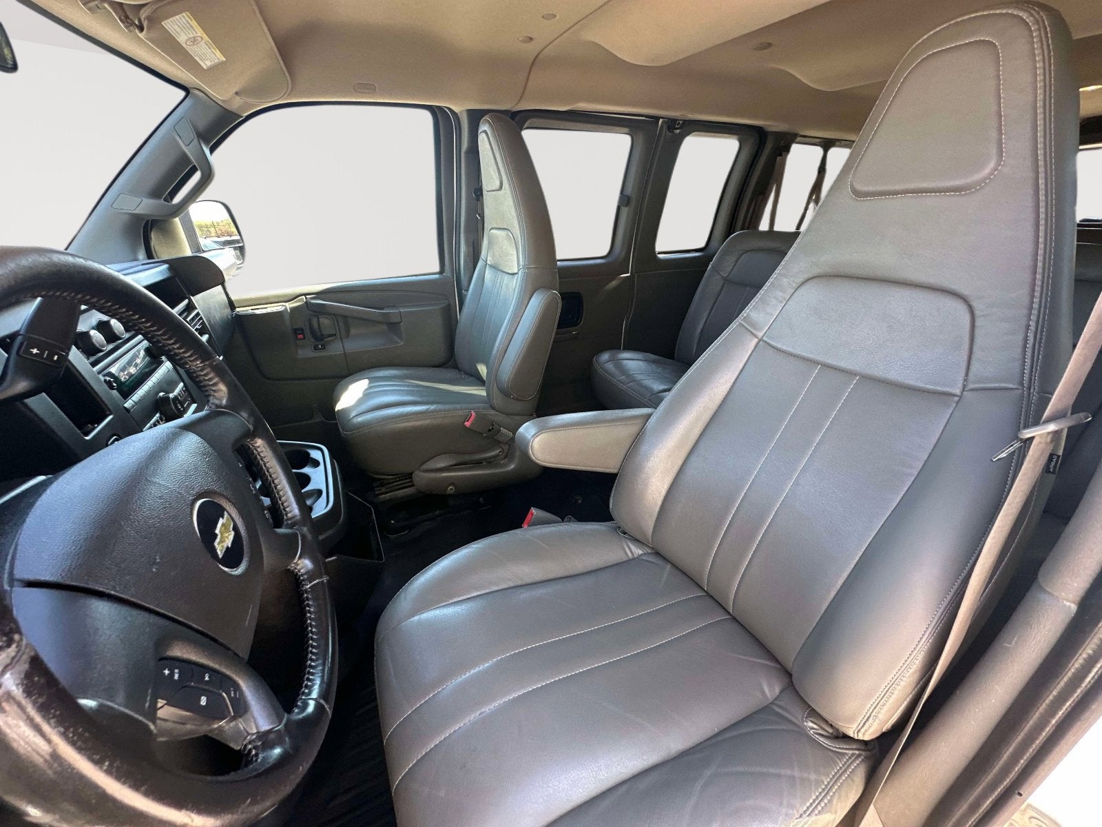 2023 Chevrolet Express Passenger 3500 1LS