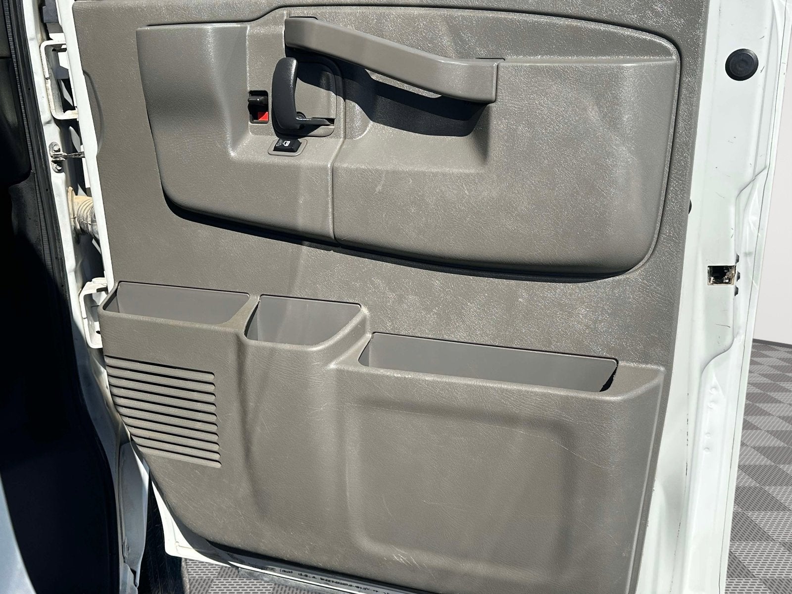 2023 Chevrolet Express Passenger 3500 1LS