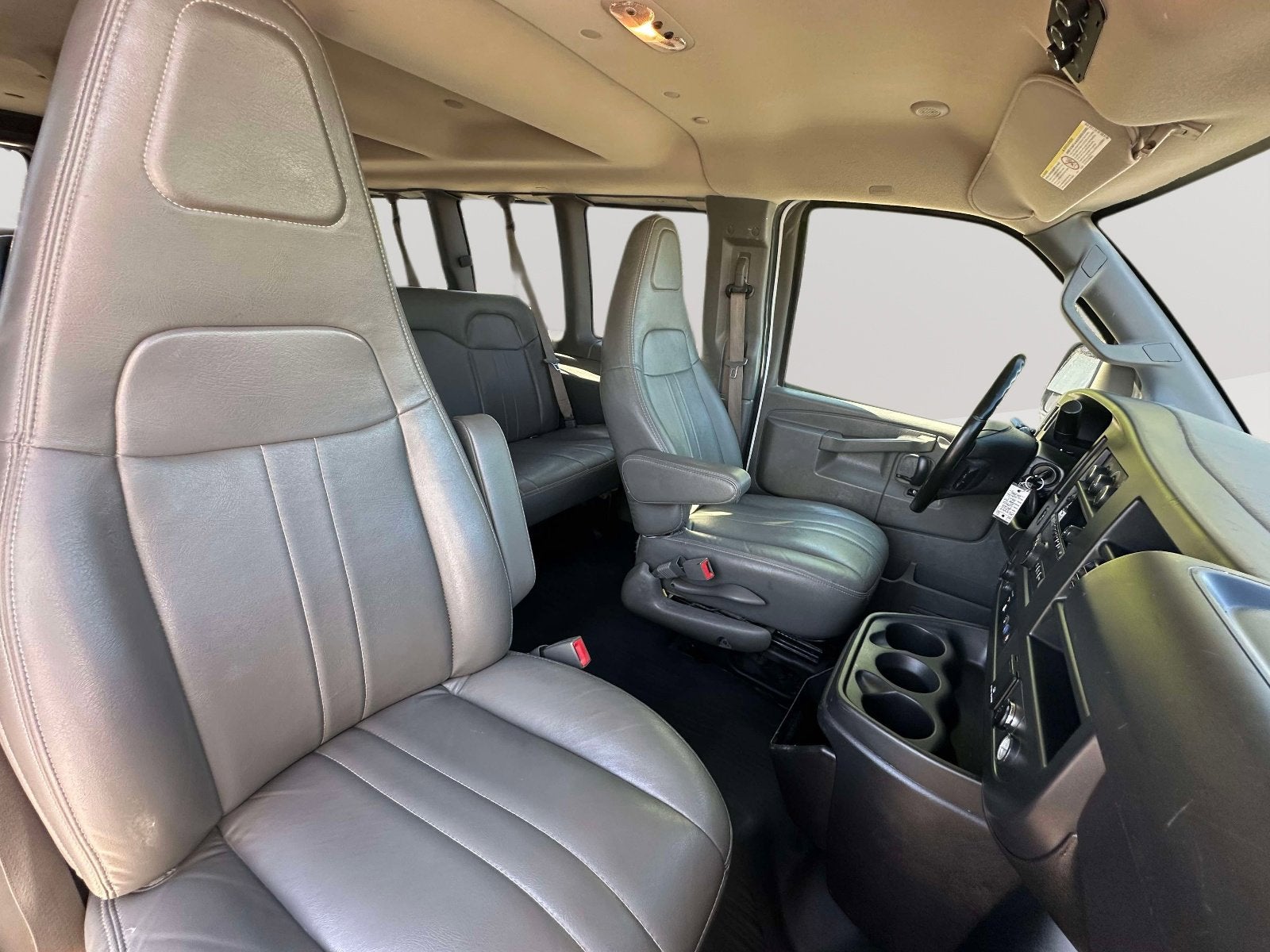 2023 Chevrolet Express Passenger 3500 1LS