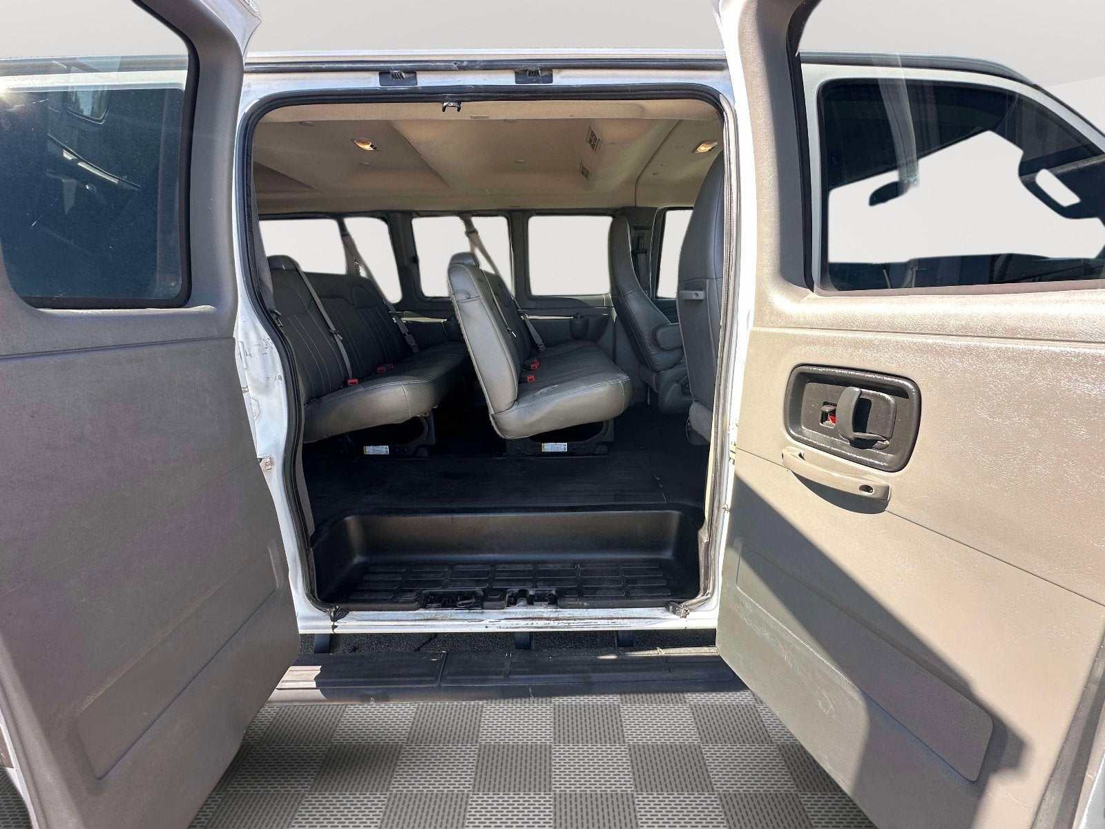 2023 Chevrolet Express Passenger 3500 1LS