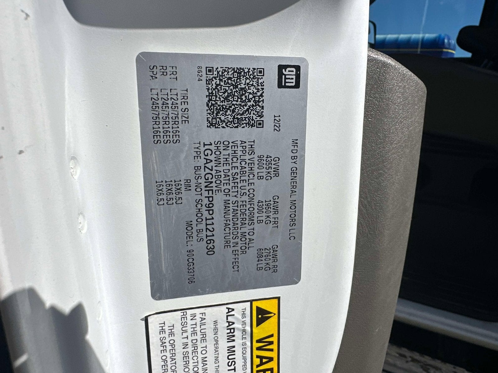 2023 Chevrolet Express Passenger 3500 1LS