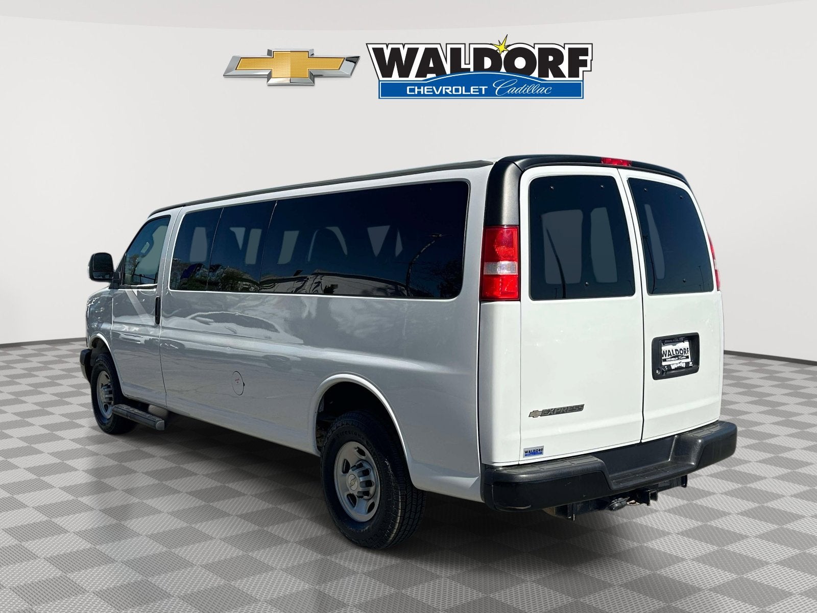 2023 Chevrolet Express Passenger 3500 1LS