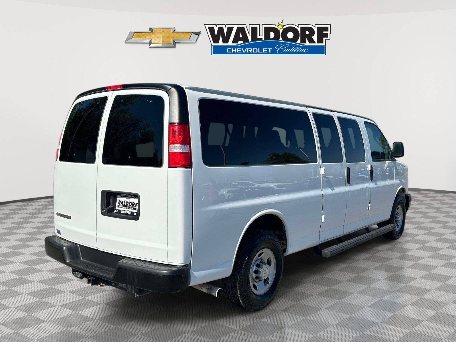 2023 Chevrolet Express Passenger 3500 1LS