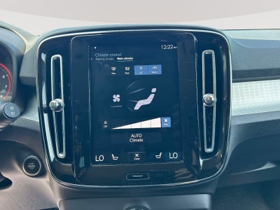 2022 Volvo XC40 Momentum