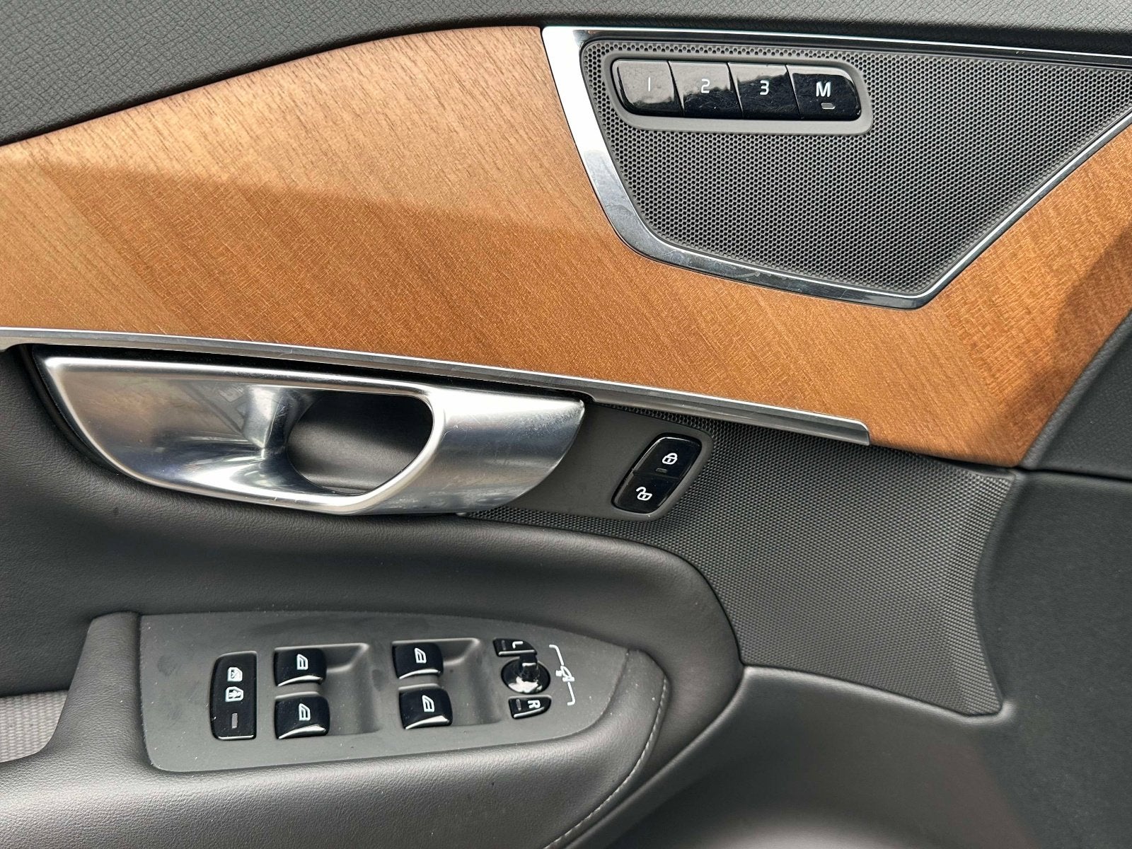 2024 Volvo XC90 Plus Bright Theme