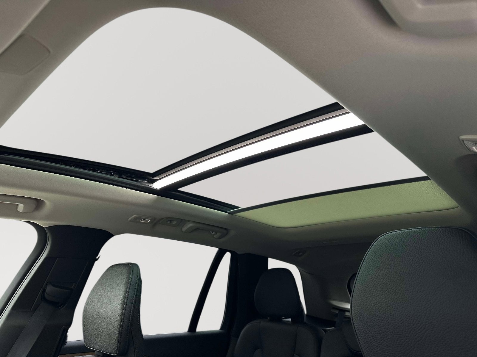 2024 Volvo XC90 Plus Bright Theme